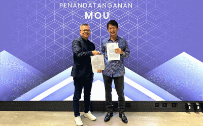 CEO dari V2 Indonesia Rudi Hidayat (kiri) dan Presiden Direktur PT Xacti Indonesia Yoshikiyo Morikawa berfoto bersama usai Penandatanganan MoU kerja sama.