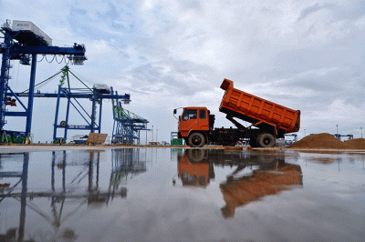 Aktivitas pembangunan megaproyek Makassar New Port (MNP), Kamis (26/1/2023).