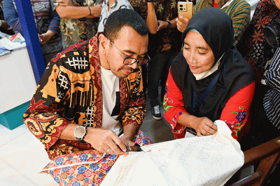 Direktur SDM dan Umum SIG, Agung Wiharto saat membatik dengan teknik canting tulis pada acara “Bazar UMKM Untuk Indonesia 2023”.