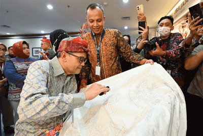 Direktur SDM dan Umum SIG, Agung Wiharto saat membatik dengan teknik canting tulis pada acara “Bazar UMKM Untuk Indonesia 2023”.