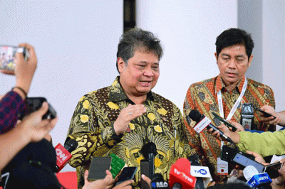 Menko Airlangga Hartarto memberikan keterangannya kepada awak media usai menghadiri pembukaan Rapat Koordinasi Nasional (Rakornas) Transisi PC-PEN.