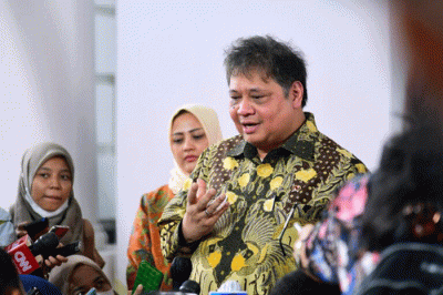 Menko Airlangga Hartarto memberikan keterangannya kepada awak media usai menghadiri pembukaan Rapat Koordinasi Nasional (Rakornas) Transisi PC-PEN.