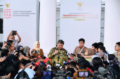 Menko Airlangga Hartarto memberikan keterangannya kepada awak media usai menghadiri pembukaan Rapat Koordinasi Nasional (Rakornas) Transisi PC-PEN.