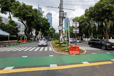 Kendaraan melintas di Jalan Iman Bonjol Jakarta Pusat, Kamis (26/1/2023).