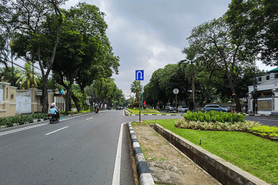Kendaraan melintas di Jalan Iman Bonjol Jakarta Pusat, Kamis (26/1/2023).