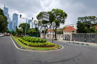 Kendaraan melintas di Jalan Iman Bonjol Jakarta Pusat, Kamis (26/1/2023).
