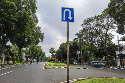 Kendaraan melintas di Jalan Iman Bonjol Jakarta Pusat, Kamis (26/1/2023).