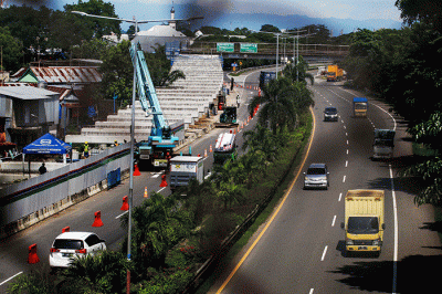 Truk Mitsubishi Fuso tengah melintas di jalan Trans Sulawesi, Jumat (27/1/2023).