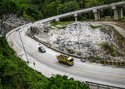 Truk Mitsubishi Fuso tengah melintas di jalan Trans Sulawesi, Jumat (27/1/2023).