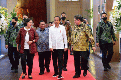 Presiden Joko Widodo memberikan paparannya saat membuka Rapat Koordinasi Nasional (Rakornas) Transisi Penanganan Covid-19 dan Pemulihan Ekonomi Nasional.
