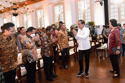 Presiden Joko Widodo memberikan paparannya saat membuka Rapat Koordinasi Nasional (Rakornas) Transisi Penanganan Covid-19 dan Pemulihan Ekonomi Nasional.