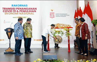 Presiden Joko Widodo memberikan paparannya saat membuka Rapat Koordinasi Nasional (Rakornas) Transisi Penanganan Covid-19 dan Pemulihan Ekonomi Nasional.