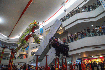 Atraksi Barongsai Tongak Stage Lion Dance di Atrium Palembang Trade Center berhasil memukau pengunjung, Sabtu (28/1/2023).