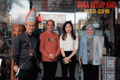 Wamenparekraf Angela Tanoesoedibjo berkesempatan untuk mengunjungi Galeri Ulos Sianipar dan UKM Bersama.