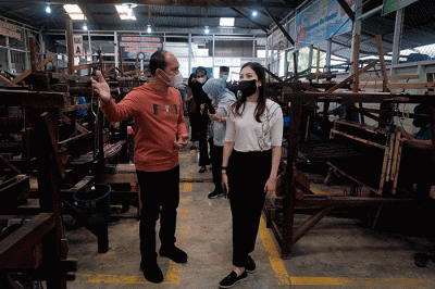Wamenparekraf Angela Tanoesoedibjo berkesempatan untuk mengunjungi Galeri Ulos Sianipar dan UKM Bersama.