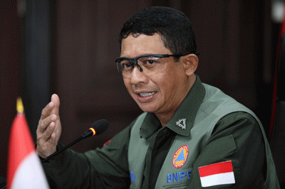 Kepala BNPB Letjen TNI Suharyanto saat memberikan arahan terkait penanganan darurat bencana banjir dan longsor di Kantor Gubernur Sulawesi Utara.