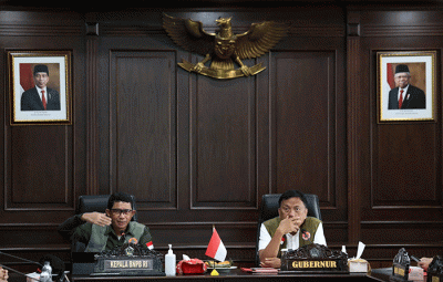 Kepala BNPB Letjen TNI Suharyanto saat memberikan arahan terkait penanganan darurat bencana banjir dan longsor di Kantor Gubernur Sulawesi Utara.