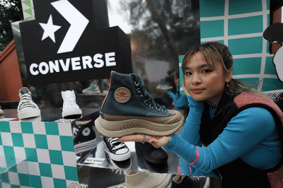 Model menunjukkan sepatu Converse saat acara Converse Initiation Day-All Star Gathering & Spring Collection 2023 di Jakarta, Sabtu (28/1/2023).