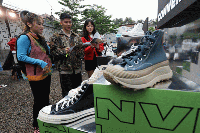 Model menunjukkan sepatu Converse saat acara Converse Initiation Day-All Star Gathering & Spring Collection 2023 di Jakarta, Sabtu (28/1/2023).