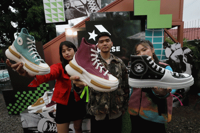 Model menunjukkan sepatu Converse saat acara Converse Initiation Day-All Star Gathering & Spring Collection 2023 di Jakarta, Sabtu (28/1/2023).