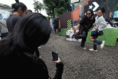 Model menunjukkan sepatu Converse saat acara Converse Initiation Day-All Star Gathering & Spring Collection 2023 di Jakarta, Sabtu (28/1/2023).