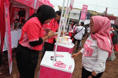 Warga menghadiri festival WOW 100% di Depok, Jawa Barat, Sabtu (28/1/2023).