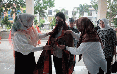 Wamenparekraf Angela berdialog dengan pihak manajemen Poltekpar Medan, di Ruang Rapat Poltekpar Medan, Sumatra Utara, Kamis (26/1/2023).