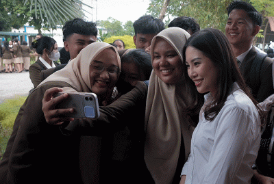 Wamenparekraf Angela berdialog dengan pihak manajemen Poltekpar Medan, di Ruang Rapat Poltekpar Medan, Sumatra Utara, Kamis (26/1/2023).