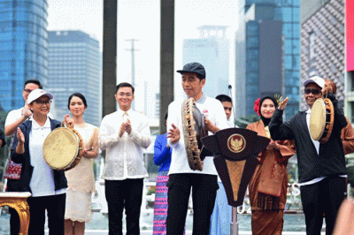 Presiden Joko Widodo memberikan sambutannya saat membuka secara resmi kick-off keketuaan ASEAN Indonesia 2023 di Bundaran Hotel Indonesia, Jakarta.