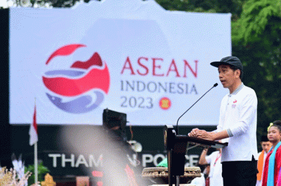 Presiden Joko Widodo memberikan sambutannya saat membuka secara resmi kick-off keketuaan ASEAN Indonesia 2023 di Bundaran Hotel Indonesia, Jakarta.