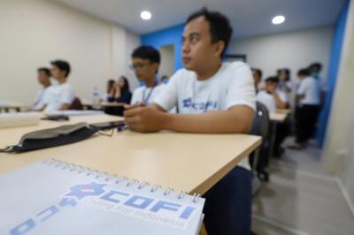 Peserta mengikuti program bootcamp Coding For Indonesia di Jakarta Selatan, Senin (30/1/2023).