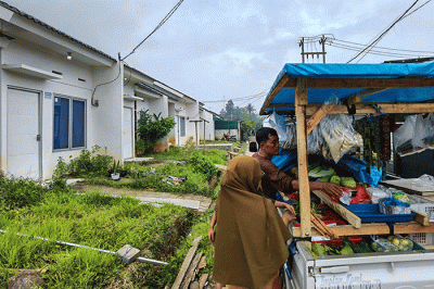 Pedagang kebutuhan pokok saat melayani pembeli penghuni perumahan KPR Bersubsidi di Puri Ciseeng Lestari, Bogor, Minggu, (29/1/2023).