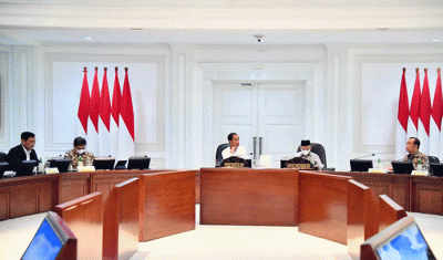 Presiden Joko Widodo menggelar rapat terbatas (ratas) bersama Wakil Presiden Ma’ruf Amin dan sejumlah Menteri Kabinet Indonesia Maju di Kantor Presiden.