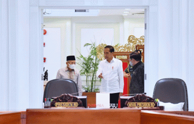 Presiden Joko Widodo menggelar rapat terbatas (ratas) bersama Wakil Presiden Ma’ruf Amin dan sejumlah Menteri Kabinet Indonesia Maju di Kantor Presiden.