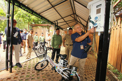Peringatan Hari Pengurangan Emisi CO2 dan Peresmian Electrifying Lifestyle Setu Babakan, Jakarta, Selasa (31/1/2023).