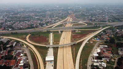 Foto udara pembangunan tol di kawasan simpang susun krukut di Limo, Depok, Jawa Barat, Selasa (31/1/2023).