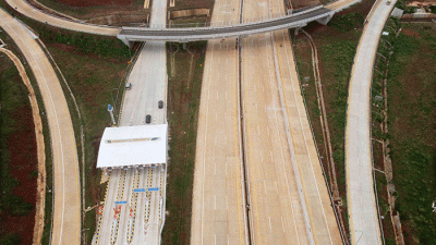 Foto udara pembangunan tol di kawasan simpang susun krukut di Limo, Depok, Jawa Barat, Selasa (31/1/2023).