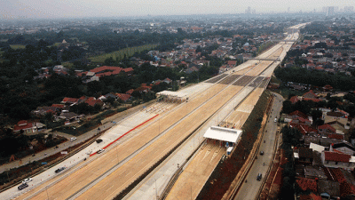 Foto udara pembangunan tol di kawasan simpang susun krukut di Limo, Depok, Jawa Barat, Selasa (31/1/2023).