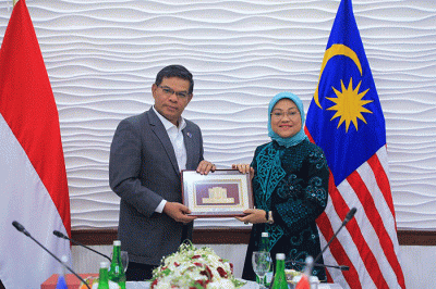 Menaker Ida Fauziyah menerima kunjungan kehormatan Menteri Dalam Negeri Malaysia, Dato’ Seri Saifuddin Nasution bin Ismail, di Kantor Kemnaker.