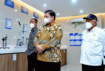 Menko Airlangga Hartarto, saat meresmikan Pabrik Lead Rubber Bearing (LRB), Bearing, Expansion Joint dan Fasilitas Uji Seismik Isolator.