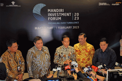 Presiden Joko Widodo memberikan keterangan pers usai menyampaikan arahan pada acara Mandiri Investment Forum 2023 di Jakarta, Rabu (1/2/2023).