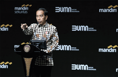 Presiden Joko Widodo memberikan keterangan pers usai menyampaikan arahan pada acara Mandiri Investment Forum 2023 di Jakarta, Rabu (1/2/2023).