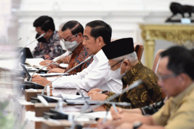 Presiden Joko Widodo dan sejumlah menteri terkait saat rapat di Istana Merdeka, Jakarta, Selasa (31/1/2023).