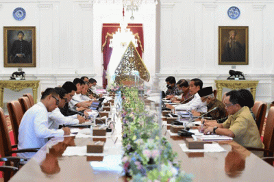 Presiden Joko Widodo dan sejumlah menteri terkait saat rapat di Istana Merdeka, Jakarta, Selasa (31/1/2023).