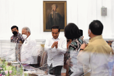 Presiden Joko Widodo dan sejumlah menteri terkait saat rapat di Istana Merdeka, Jakarta, Selasa (31/1/2023).