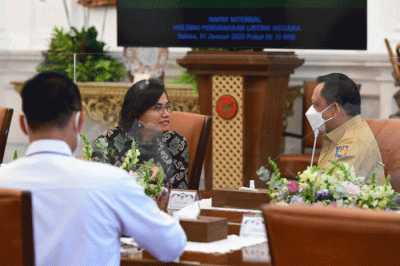Presiden Joko Widodo dan sejumlah menteri terkait saat rapat di Istana Merdeka, Jakarta, Selasa (31/1/2023).
