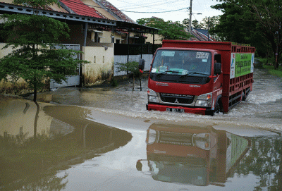 Pengendara nekat menerobos banjir di Jalan Kecaping Raya, Perumnas Antang Blok 10, Makassar, Selasa (31/1/2023).