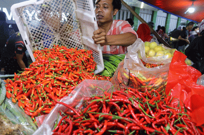Pedagang sayur melayani pembeli di Pasar tradisional, Jakarta, Rabu (1/2/2023).
