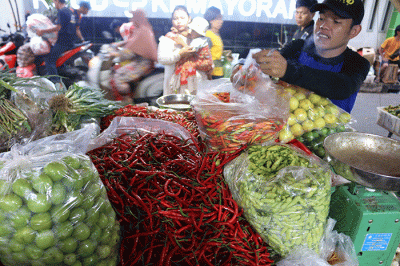 Pedagang sayur melayani pembeli di Pasar tradisional, Jakarta, Rabu (1/2/2023).