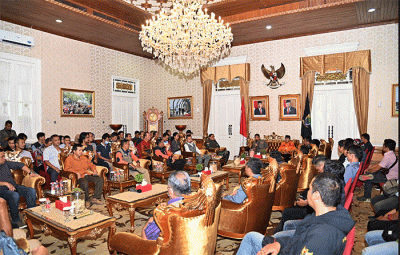 Kepala BNPB Letjen TNI Suharyanto (kiri) memberikan arahan kepada peserta Rapat Koordinasi di Pendopo Bupati Cianjur, Jawa Barat, Selasa (31/1/2023).